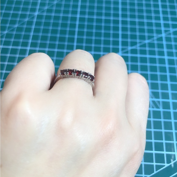 Garnet band ring - Picture 3 of 8